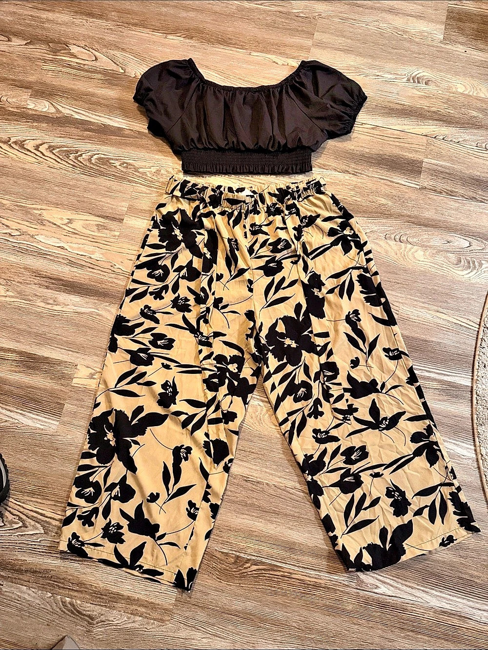 SHEIN Clasi Black Cropped Top And Floral Print Straight Leg Pants 2 Pieces Set